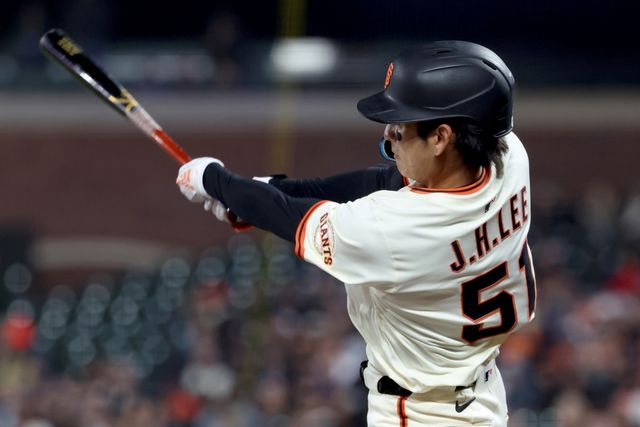 샌프란시스코 자이언츠 외야수 이정후가 1일 미국 애리조나주 피닉스의 체이스필드에서 열리는 2025 미국 메이저리그(MLB) 애리조나 다이아몬드백스와의 원정경기에 6번타자 겸 중견수로 선발 출전한다. AP 연합뉴스