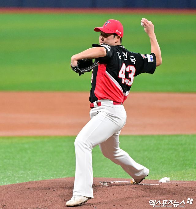 26일 오후 서울 구로구 고척스카이돔에서 열린 '2025 신한 SOL Bank KBO리그' KIA 타이거즈와 키움 히어로즈의 경기, 1회말 KIA 선발투수 김건국이 공을 힘차게 던지고 있다. 엑스포츠뉴스DB