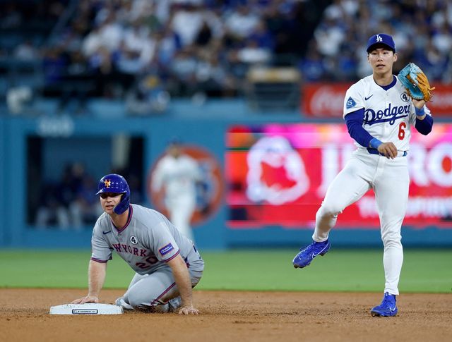 LA 다저스 김혜성이 지난 3일 뉴욕 메츠와의 홈경기에 유격수로 선발 출장해 수비하고 있다. 김혜성은 4일 유격수 무키 베츠가 부상에서 복귀하자 토미 에드먼을 제치고 2루수로 선발 출장한다. AFP 연합뉴스