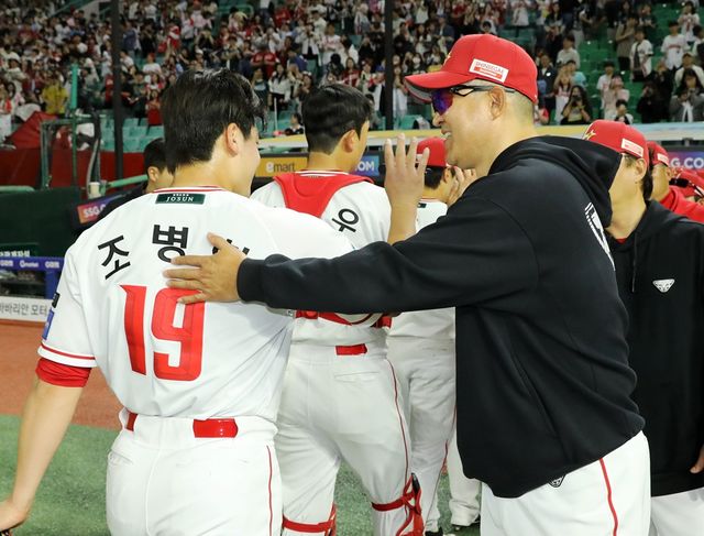 이숭용(오른쪽) 감독이 이끄는 SSG 랜더스가 5일 인천 SSG랜더스필드에서 열린 2025 신한 SOL Bank KBO리그 삼성 라이온즈와의 팀 간 8차전에서 4-1로 승리, 4연승을 질주했다. 사진 SSG 랜더스