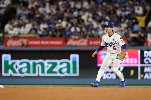 LA 다저스 김혜성이 지난 3일 뉴욕 메츠와의 홈경기에 유격수로 선발 출장해 수비를 준비하고 있다. 김혜성은 4일 유격수 무키 베츠가 부상에서 복귀하자 토미 에드먼을 제치고 2루수로 선발 출장한다. REUTERS 연합뉴스
