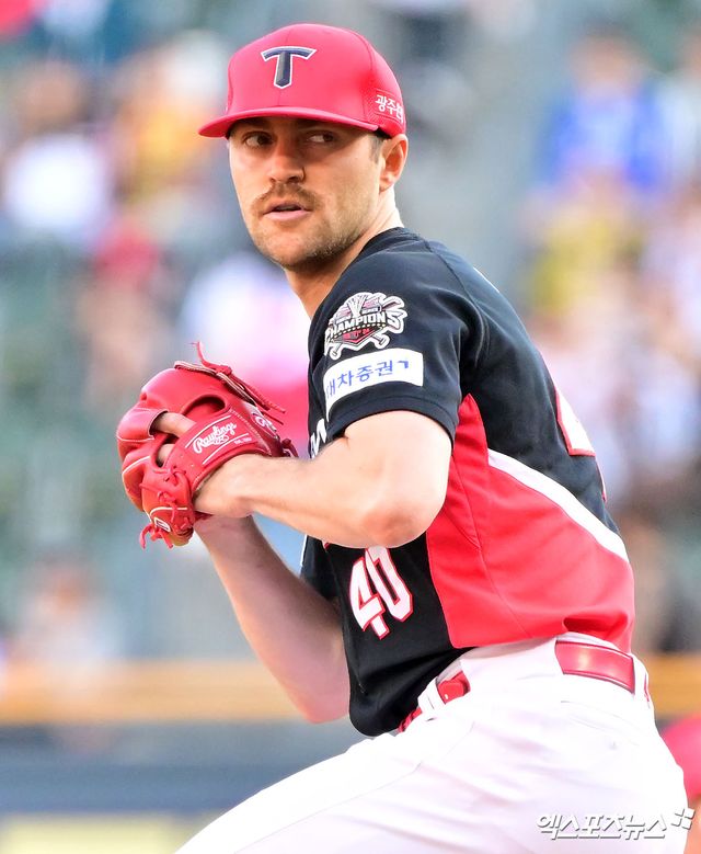 4일 오후 서울 송파구 잠실야구장에서 열린 '2025 신한 SOL Bank KBO리그' KIA 타이거즈와 두산 베어스의 경기, 1회말 KIA 선발투수 네일이 공을 힘차게 던지고 있다. 잠실, 김한준 기자