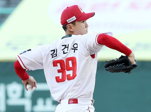 SSG 좌완 영건 김건우가 5일 인천 SSG랜더스필드에서 열린 2025 신한 SOL Bank KBO리그 삼성 라이온즈와의 팀 간 8차전에 선발등판, 5이닝 무실점 호투로 프로 데뷔 첫 선발승을 따냈다. 사진 SSG 랜더스