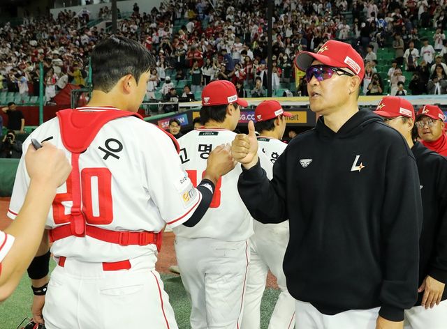 이숭용(오른쪽) 감독이 이끄는 SSG 랜더스가 5일 인천 SSG랜더스필드에서 열린 2025 신한 SOL Bank KBO리그 삼성 라이온즈와의 팀 간 8차전에서 4-1로 승리, 4연승을 질주했다. 사진 SSG 랜더스