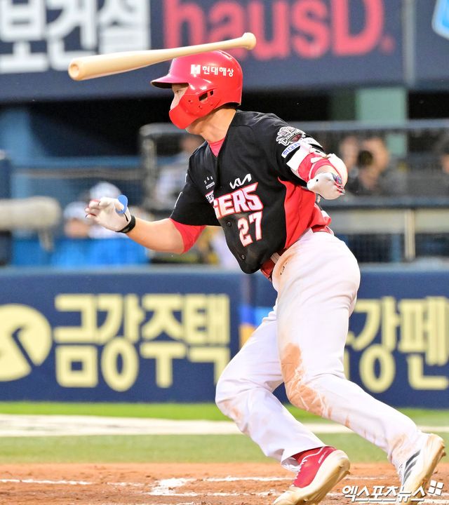 3일 오후 서울 송파구 잠실야구장에서 열린 '2025 신한 SOL Bank KBO리그' KIA 타이거즈와 두산 베어스의 경기, 8회초 1사 2루 KIA 김호령이 1타점 2루타를 날리고 있다. 잠실, 김한준 기자