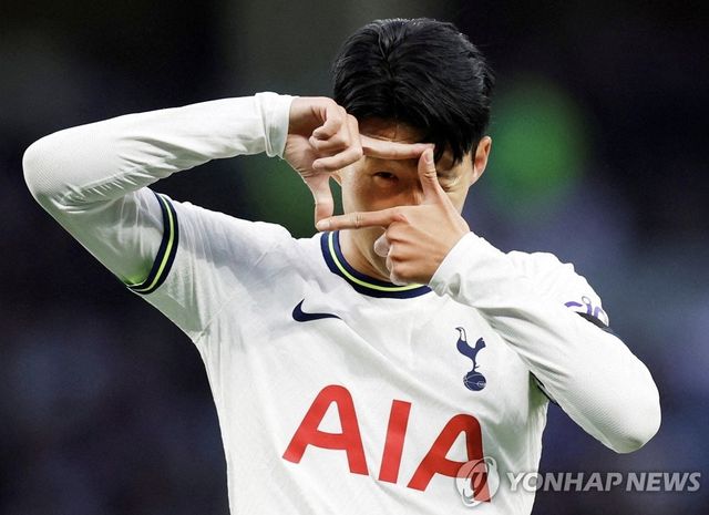 영국 유력지에 이어 축구 이적시장에서 신뢰도가 높은 것으로 인정받은 영국 공영방송 BBC까지 손흥민의 사우디아라비아 이적 가능성을 거론하고 나섰다. 손흥민이 중동에서 뛰는 모습이 조금씩 윤곽을 그리는 셈이다. 물론 최종 선택은 손흥민에게 달려 있다. BBC는 5일 축구 소식들을 다루는 가십란을 통해 '사우디아라비아가 손흥민 영입에 관심'이라면서 크게 다뤘다. 물론 BBC의 가십란은 자체 취재보다는 다른 매체들의 주요 소식을 소개하는 수준으로 보면 된다. 그럼에도 눈길을 끄는 이유는 BBC도 손흥민 이적설을 주목하고 있다는 뜻이기 때문이다. 연합뉴스