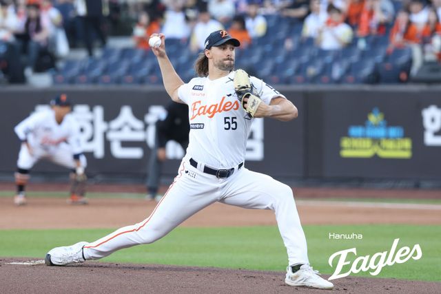 4일 대전 한화생명 볼파크에서 열린 2025 신한 SOL Bank KBO리그 KT 위즈와 한화 이글스의 경기, 한화가 4-3 승리를 거두고 2연승을 달성했다. 한화 선발 라이언 와이스는 5이닝 2실점을 기록했다. 한화 이글스