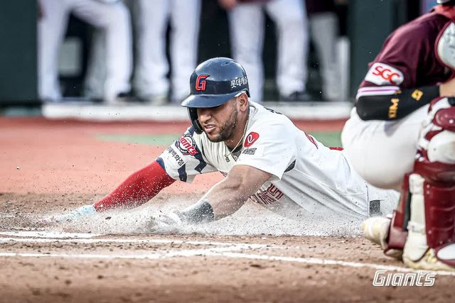 롯데 자이언츠 외국인 타자 빅터 레이예스가 지난 3일 사직 키움 히어로즈전까지 2025 시즌 79안타를 기록, 2년 연속 최다 안타왕을 향해 순항하고 있다. 사진 롯데 자이언츠