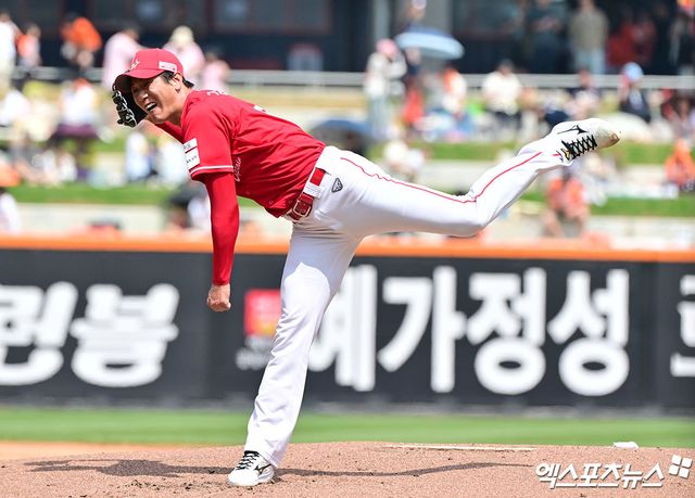 SSG 랜더스 캡틴 김광현이 4일 인천 SSG랜더스필드에서 열리는&nbsp;2025 신한 SOL Bank KBO리그 삼성 라이온즈와의 팀 간 8차전에 앞서 휴식 차원에서 1군 엔트리에서 말소됐다. 사진 엑스포츠뉴스 DB