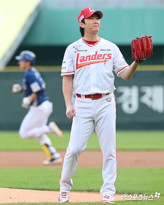 13일 오후 인천SSG랜더스필드에서 열린 '2025 신한 SOL Bank KBO리그' NC 다이노스와 SSG 랜더스의 경기, 1회초 1사 SSG 선발 문승원이 NC 김주원에게 홈런을 허용하고 있다. 엑스포츠뉴스 DB