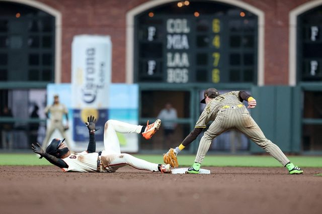 샌프란시스코 자이언츠 이정후가 지난 3일 샌디에이고 파드리스와의 홈경기에 선발 출전해 2루 도루에 성공하고 있다. 이정후는 4일 샌디에이고전서 2경기 연속 2번 타자 출격을 확정했다. AFP 연합뉴스