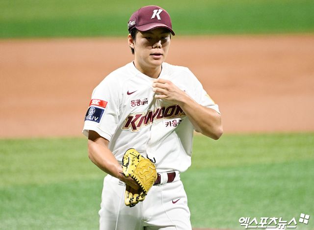 키움 히어로즈 우완 김윤하가 4일 부산 사직야구장에서 열리는 2025 신한 SOL Bank KBO리그 롯데 자이언츠와 팀 간 8차전에 선발등판, 시즌 첫승에 도전한다. 사진 엑스포츠뉴스 DB
