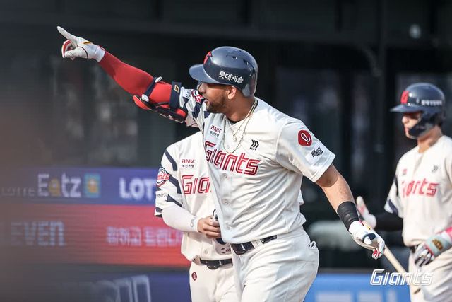 롯데 자이언츠 외국인 타자 빅터 레이예스가 지난 3일 사직 키움 히어로즈전까지 2025 시즌 79안타를 기록, 2년 연속 최다 안타왕을 향해 순항하고 있다. 사진 롯데 자이언츠