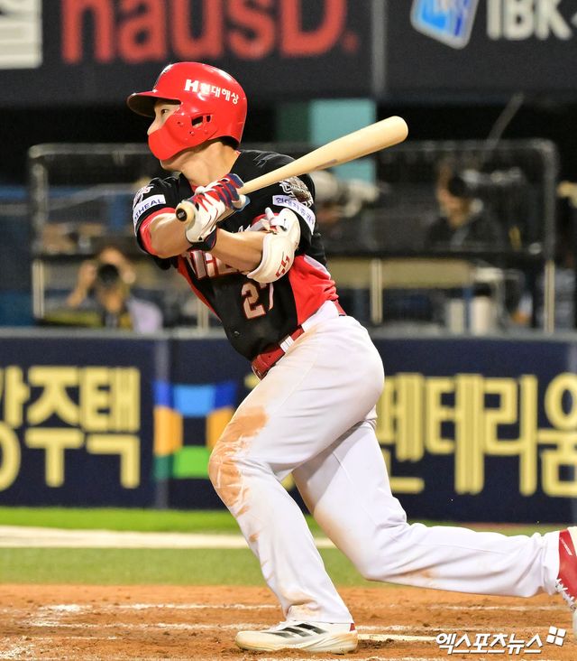 3일 오후 서울 송파구 잠실야구장에서 열린 '2025 신한 SOL Bank KBO리그' KIA 타이거즈와 두산 베어스의 경기, 9회초 1사 KIA 김호령이 좌전안타를 날리고 있다. 잠실, 김한준 기자
