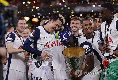 영국 유력지에 이어 축구 이적시장에서 신뢰도가 높은 것으로 인정받은 영국 공영방송 BBC까지 손흥민의 사우디아라비아 이적 가능성을 거론하고 나섰다. 손흥민이 중동에서 뛰는 모습이 조금씩 윤곽을 그리는 셈이다. 물론 최종 선택은 손흥민에게 달려 있다. BBC는 5일 축구 소식들을 다루는 가십란을 통해 '사우디아라비아가 손흥민 영입에 관심'이라면서 크게 다뤘다. 물론 BBC의 가십란은 자체 취재보다는 다른 매체들의 주요 소식을 소개하는 수준으로 보면 된다. 그럼에도 눈길을 끄는 이유는 BBC도 손흥민 이적설을 주목하고 있다는 뜻이기 때문이다. 연합뉴스
