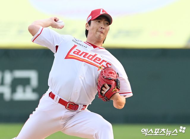 13일 오후 인천SSG랜더스필드에서 열린 '2025 신한 SOL Bank KBO리그' NC 다이노스와 SSG 랜더스의 경기, 1회초 SSG 선발투수 문승원이 공을 힘차게 던지고 있다. 엑스포츠뉴스 DB
