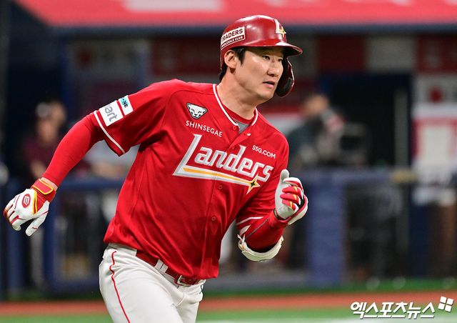 SSG 랜더스 베테랑 타자 오태곤이 4일 인천 SSG랜더스필드에서 열린 2025 신한 SOL Bank KBO리그 팀 간 삼성 라이온즈와의 팀 간 8차전에서 대타로 출전, 적시타를 기록하고 팀 승리에 힘을 보탰다. 사진 엑스포츠뉴스 DB