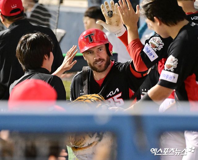 4일 오후 서울 송파구 잠실야구장에서 열린 '2025 신한 SOL Bank KBO리그' KIA 타이거즈와 두산 베어스의 경기, 6회초 1사 1루 KIA 위즈덤이 투런 홈런을 날린 후 더그아웃에서 축하를 받고 있다. 잠실, 김한준 기자