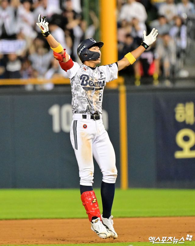 5일 오후 서울 송파구 잠실야구장에서 열린 '2025 신한 SOL Bank KBO리그' KIA 타이거즈와 두산 베어스의 경기, 10회말 2사 1,2루 두산 김민석이 끝내기 안타를 날린 후 기뻐하고 있다. 잠실, 김한준 기자