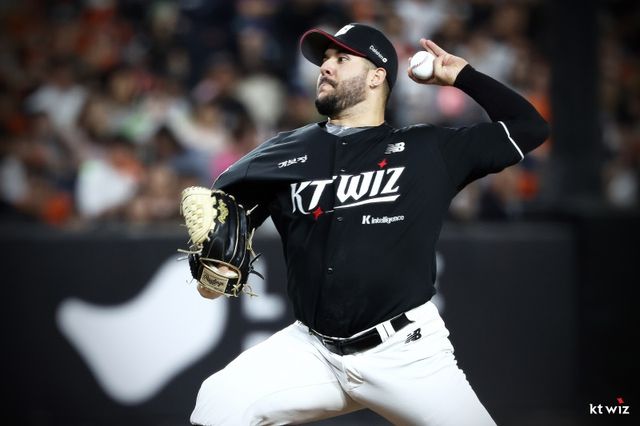 KT는 5일 대전 한화생명 볼파크에서 열린 2025 신한 SOL Bank KBO리그 한화와의 원정경기에서 7-0 완승을 거뒀다. 이날 승리로 3연패를 끊은 KT는 시즌 전적 31승3무28패를 만들었다. kt wiz