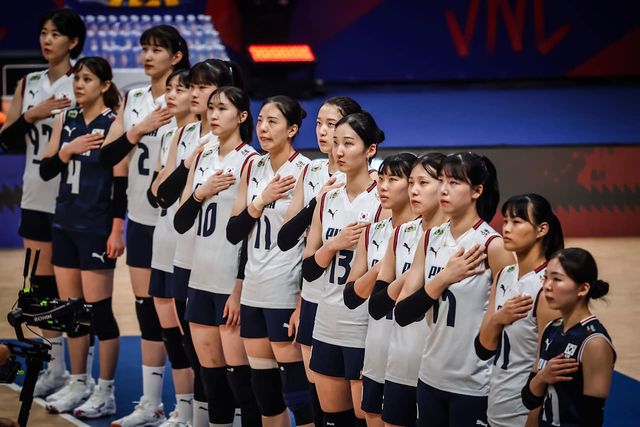 한국 여자배구 대표팀 선수들이 5일 브라질에서 열린 2025 FIVB VNL 첫 경기 독일전에서 경기를 앞두고 국민의례에 임하고 있다. FIVB 공식 홈페이지