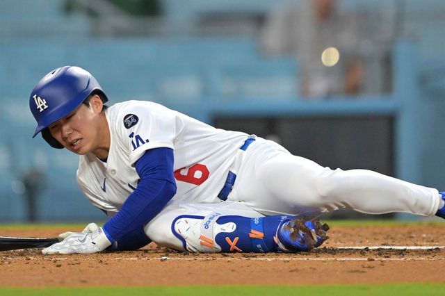 LA 다저스 김혜성이 지난 4일 뉴욕 메츠전에서 자신의 파울 타구에 발목 부근을 맞은 뒤 아파하고 있다. 김혜성은 5일 메츠전서 선발 라인업에 들지 못했다. 엔리케 에르난데스가 대신 2루를 맡았다. AP 연합뉴스