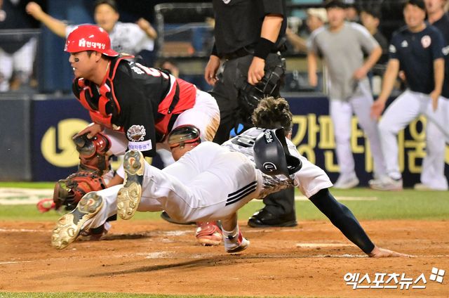 5일 오후 서울 송파구 잠실야구장에서 열린 '2025 신한 SOL Bank KBO리그' KIA 타이거즈와 두산 베어스의 경기, 10회말 2사 1,2루 두산 케이브가 김민석의 끝내기 안타때 득점에 성공하고 있다. 잠실, 김한준 기자