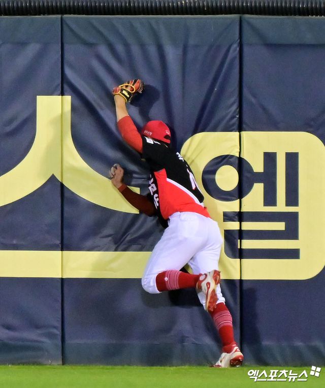 4일 오후 서울 송파구 잠실야구장에서 열린 '2025 신한 SOL Bank KBO리그' KIA 타이거즈와 두산 베어스의 경기, 8회말 2사 2루 KIA 최원준이 두산 김인태의 타구를 잡아내고 있다. 잠실, 김한준 기자