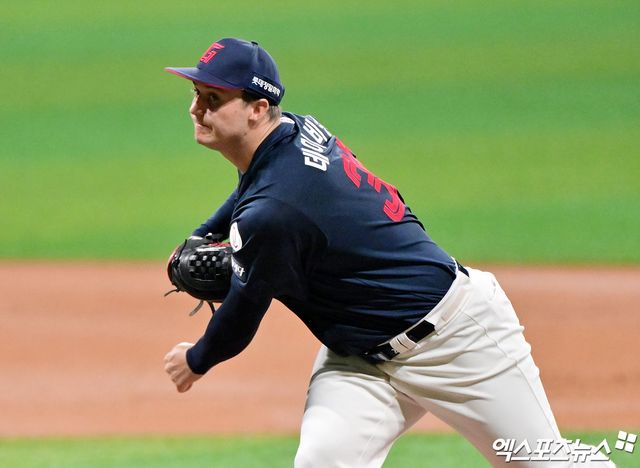 김태형 감독이 이끄는 롯데는 5일 부산 사직야구장에서 열린 '2025 신한 SOL Bank KBO리그' 키움 히어로즈와의 팀 간 9차전에서 5-10으로 졌다. 전날 6-9로 무릎을 꿇은 데 이어 이틀 연속 고개를 숙이며 주중 3연전을 루징 시리즈로 마쳤다. 롯데는 32승 27패 3무를 기록하며 3위를 지켰으나 4위 SSG 랜더스(31승 27패 2무)와 5위 삼성 라이온즈(32승 28패 1무)에 0.5경기 차로 쫓기게 됐다. 6위 KT 위즈(31승 28패 3무)와도 1경기 차에 불과하다. 엑스포츠뉴스DB