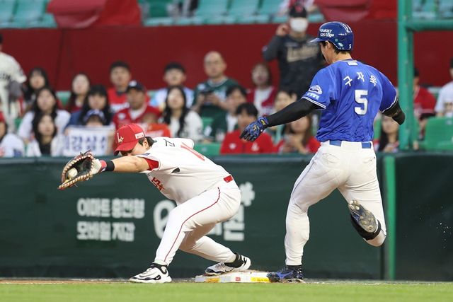 삼성 라이온즈 주장 구자욱(오른쪽)이 5일 인천 SSG랜더스필드에서 열린 2025 신한 SOL Bank KBO리그 팀 간 SSG 랜더스와의 팀 간 9차전에서 5회초 내야 안타로 팀에 선취점을 안기는 적시타를 기록했다. 사진 삼성 라이온즈