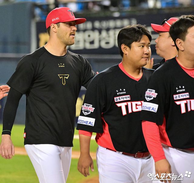 KIA 타이거즈 투수 제임스 네일이 손등 타박상 관련 검진 결과 이상이 없다는 판정을 받았다. 네일은 4일 잠실 두산전에서 KIA가 3-2로 앞선 5회 1사 뒤 케이브에게 투수 강습 타구를 맞았다. 스핀이 먹히면서 네일 몸을 향해 날아간 타구는 네일의 오른손에 맞고 땅으로 튕겨져 나갔다. KIA는 선수 보호 차원에서 5회 뒤 네일을 강판시켰다. 이범호 감독은 5일 '오늘 네일 선수가 검진을 받았는데 다음 등판에 전혀 문제가 없을 듯 싶다. 통증도 없다고 한다고 밝혔다. 엑스포츠뉴스DB 