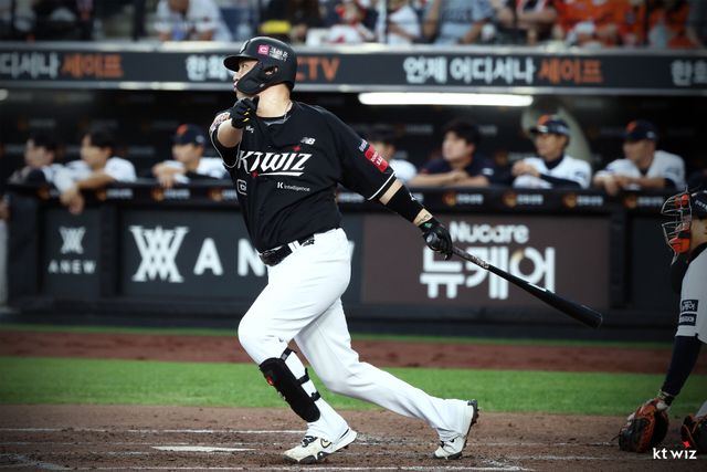 KT는 5일 대전 한화생명 볼파크에서 열린 2025 신한 SOL Bank KBO리그 한화와의 원정경기에서 7-0 완승을 거뒀다. 이날 승리로 3연패를 끊은 KT는 시즌 전적 31승3무28패를 만들었다. kt wiz