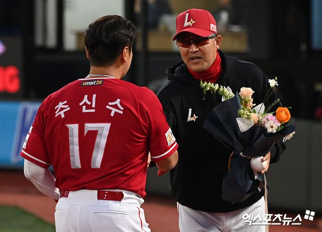 지난해 4월 24일 사직 롯데 자이언츠전에서 한미 통산 2000안타를 달성한 추신수에게 꽃다발을 건넸던 이숭용(오른쪽) SSG 랜더스 감독. 사진 엑스포츠뉴스 DB