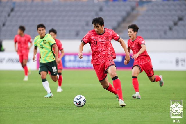 이민성 감독은 데뷔전에서 가능성을 찾았다. 이제 첫 소집, 첫 경기에 불과하다. 호주전을 통해 긍정적인 면과 개선이 필요한 부분들을 찾은 이민성 감독은 이후 소집에서 어떤 점을 발전시키는 데 집중해야 하는지 파악을 마친 듯했다. 사진 대한축구협회