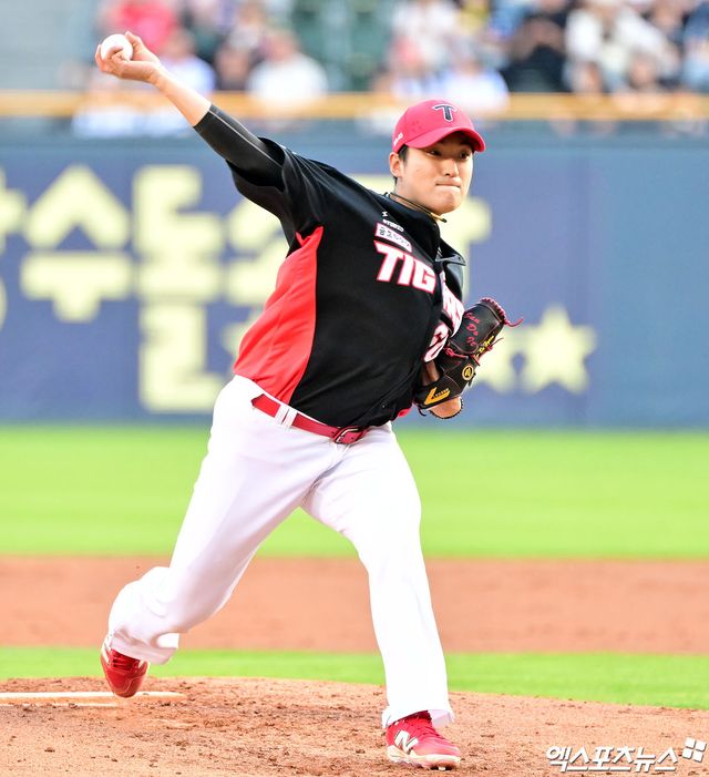 5일 오후 서울 송파구 잠실야구장에서 열린 '2025 신한 SOL Bank KBO리그' KIA 타이거즈와 두산 베어스의 경기, 2회말 KIA 선발투수 김도현이 공을 힘차게 던지고 있다. 잠실, 김한준 기자