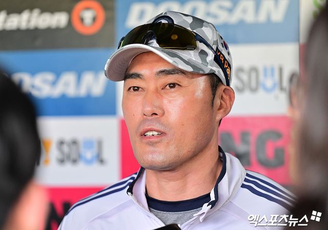 두산 베어스 조성환 감독대행이 5일 잠실 KIA전을 앞두고 취재진과 만나 대화하고 있다. 잠실, 김한준 기자