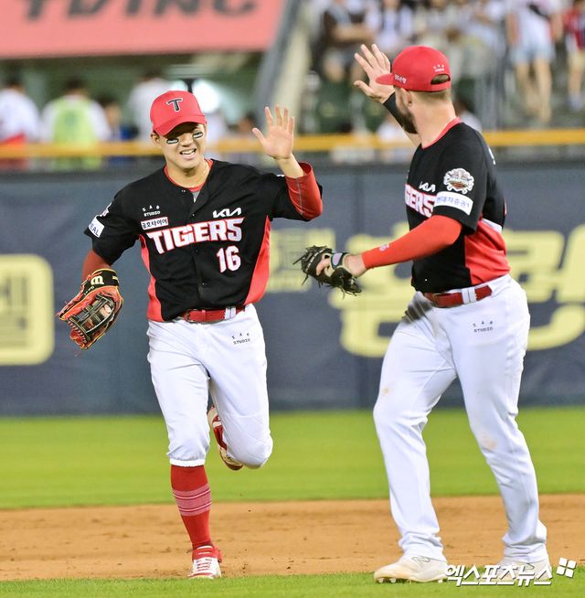 4일 오후 서울 송파구 잠실야구장에서 열린 '2025 신한 SOL Bank KBO리그' KIA 타이거즈와 두산 베어스의 경기, 8회말 2사 2루 두산 김인태의 타구를 잡아낸 KIA 최원준이 위즈덤과 하이파이브를 하고 있다. 잠실, 김한준 기자