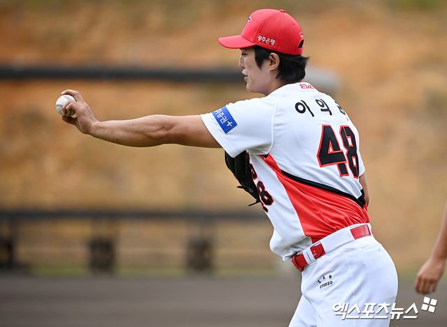 팔꿈치 염증으로 재활 과정이 잠시 멈췄던 KIA 타이거즈 투수 이의리가 지난 4일 캐치볼 훈련을 다시 시작했다. 이의리는 7월 초 1군에 복귀할 전망이다. 엑스포츠뉴스 DB