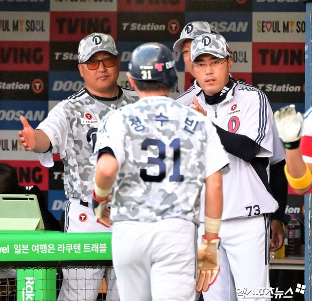 5일 오후 서울 송파구 잠실야구장에서 열린 '2025 신한 SOL Bank KBO리그' KIA 타이거즈와 두산 베어스의 경기, 1회말 1사 3루 두산 정수빈이 양의지의 내야땅볼때 득점에 성공한 후 조성환 감독대행의 박수를 받고 있다. 잠실, 김한준 기자