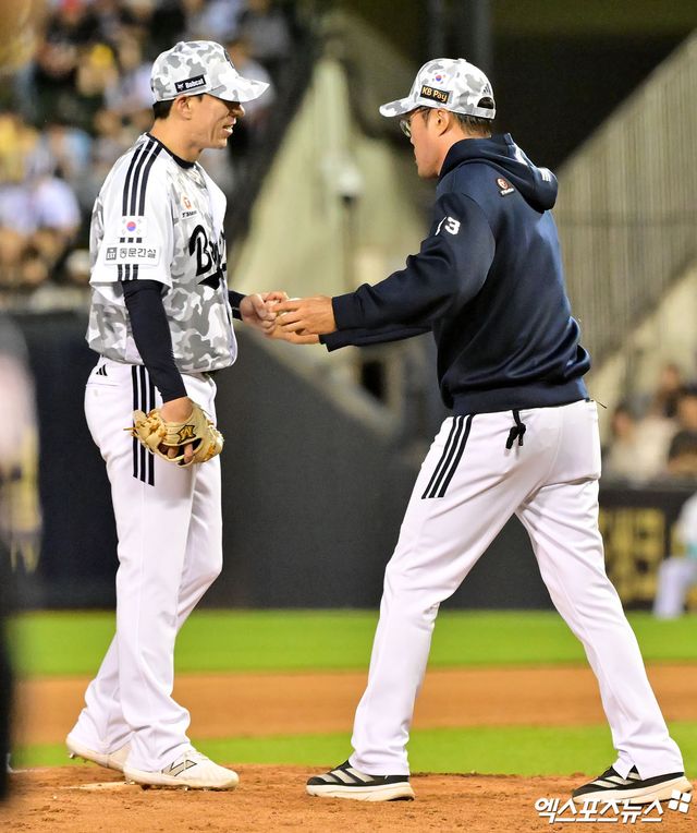 4일 오후 서울 송파구 잠실야구장에서 열린 '2025 신한 SOL Bank KBO리그' KIA 타이거즈와 두산 베어스의 경기, 7회초 1사 1,2루 두산 조성환 감독대행이 마운드를 방문해 고효준을 교체하고 있다. 잠실, 김한준 기자