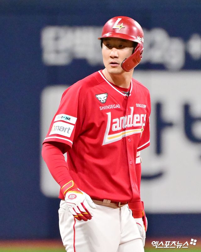 SSG 랜더스 베테랑 타자 오태곤이 5일 인천 SSG랜더스필드에서 2025 신한 SOL Bank KBO리그 삼성 라이온즈와 팀 간 8차전에 1번타자 겸 중견수로 선발출전한다. 사진 엑스포츠뉴스 DB