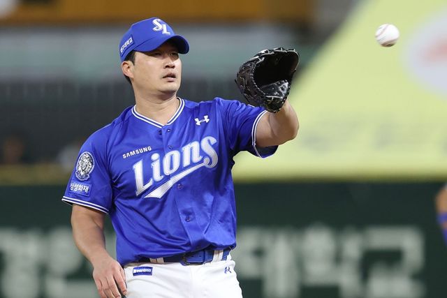 삼성 라이온즈 최고참 투수 오승환이 지난 4일 SSG 랜더스와의 인천 원정 경기에서 ⅓이닝 1피안타 1볼넷 1탈삼진 무실점을 기록했다. 사진 삼성 라이온즈