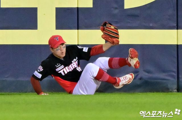 4일 오후 서울 송파구 잠실야구장에서 열린 '2025 신한 SOL Bank KBO리그' KIA 타이거즈와 두산 베어스의 경기, 8회말 2사 2루 KIA 최원준이 두산 김인태의 타구를 잡아내고 있다. 잠실, 김한준 기자