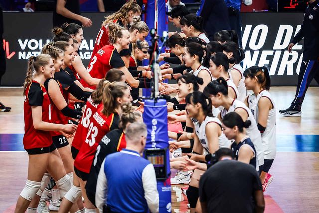 오른쪽에 선 한국 여자배구 대표팀 선수들이 5일 브라질에서 열린 2025 FIVB VNL 첫 경기 독일전에서 경기를 앞두고 상대 선수들과 악수하고 있다. FIVB 공식 홈페이지