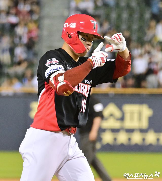 4일 오후 서울 송파구 잠실야구장에서 열린 '2025 신한 SOL Bank KBO리그' KIA 타이거즈와 두산 베어스의 경기, 9회초 무사 1루 KIA 최원준이 투런 홈런을 날린 후 그라운드를 돌고 있다. 잠실, 김한준 기자