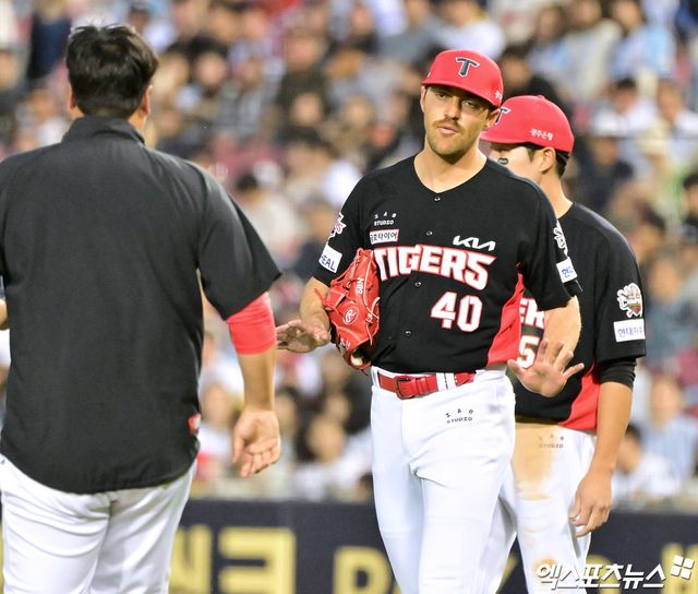 KIA 타이거즈 투수 제임스 네일이 손등 타박상 관련 검진 결과 이상이 없다는 판정을 받았다. 네일은 4일 잠실 두산전에서 KIA가 3-2로 앞선 5회 1사 뒤 케이브에게 투수 강습 타구를 맞았다. 스핀이 먹히면서 네일 몸을 향해 날아간 타구는 네일의 오른손에 맞고 땅으로 튕겨져 나갔다. KIA는 선수 보호 차원에서 5회 뒤 네일을 강판시켰다. 이범호 감독은 5일 '오늘 네일 선수가 검진을 받았는데 다음 등판에 전혀 문제가 없을 듯 싶다. 통증도 없다고 한다고 밝혔다. 엑스포츠뉴스DB 
