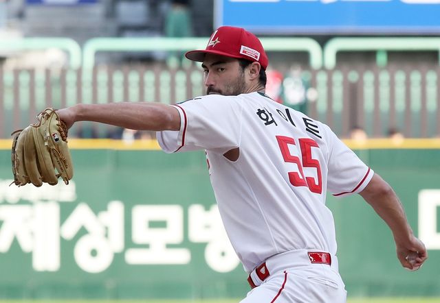 SSG 랜더스 외국인 투수 미치 화이트가 5일 인천 SSG랜더스필드에서 열린 2025 신한 SOL Bank KBO리그 삼성 라이온즈와의 팀 간 9차전에 선발등판, 6이닝 1실점 비자책 호투에도 패전투수가 됐다. 사진 SSG 랜더스