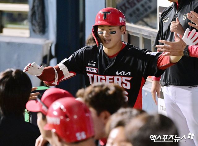4일 오후 서울 송파구 잠실야구장에서 열린 '2025 신한 SOL Bank KBO리그' KIA 타이거즈와 두산 베어스의 경기, 9회초 무사 1루 KIA 최원준이 투런 홈런을 날린 후 더그아웃에서 하이파이브를 하고 있다. 잠실, 김한준 기자
