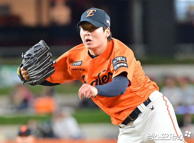 17일 오후 대전 한화생명 볼파크에서 열린 '2025 신한 SOL Bank KBO리그' SSG 랜더스와 한화 이글스의 더블헤더 2차전 경기, 7회초 한화 조동욱이 공을 힘차게 던지고 있다. 엑스포츠뉴스 DB