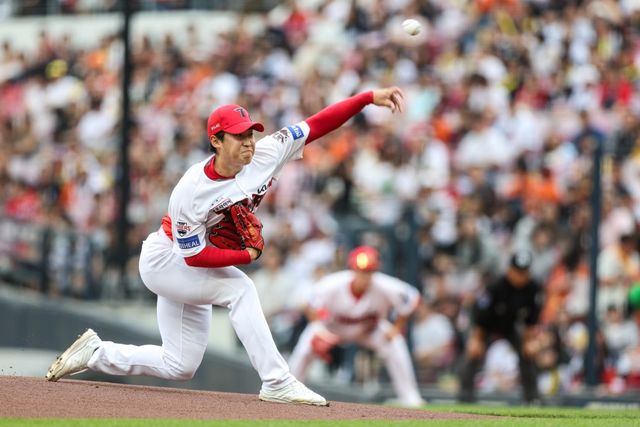 6일 오후 광주-KIA챔피언스필드에서 열린 '2025 신한 SOL Bank KBO리그' 한화 이글스와 KIA 타이거즈의 경기, KIA가 3:2로 승리했다. 선발투수 윤영철은 6이닝 3피안타 1사사구 7탈삼진 무실점으로 호투를 펼치면서 8경기 만에 시즌 첫 승을 수확했다. KIA 타이거즈